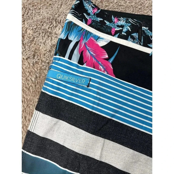 QUIKSILVER YG Remix Stripe 19" UEA1 Boardshorts BLUE NWT - Picture 2 of 16